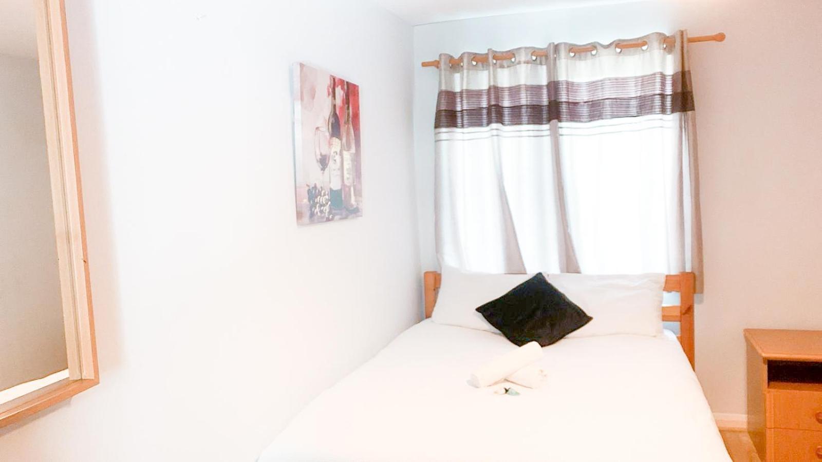 Lovely, Cosy & 3 Bed House Near Station Apartment *