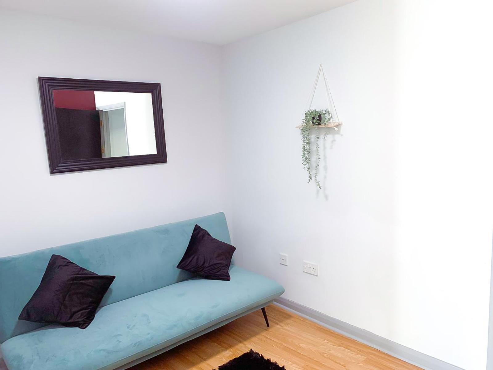 Lovely, Cosy & 3 Bed House Near Station