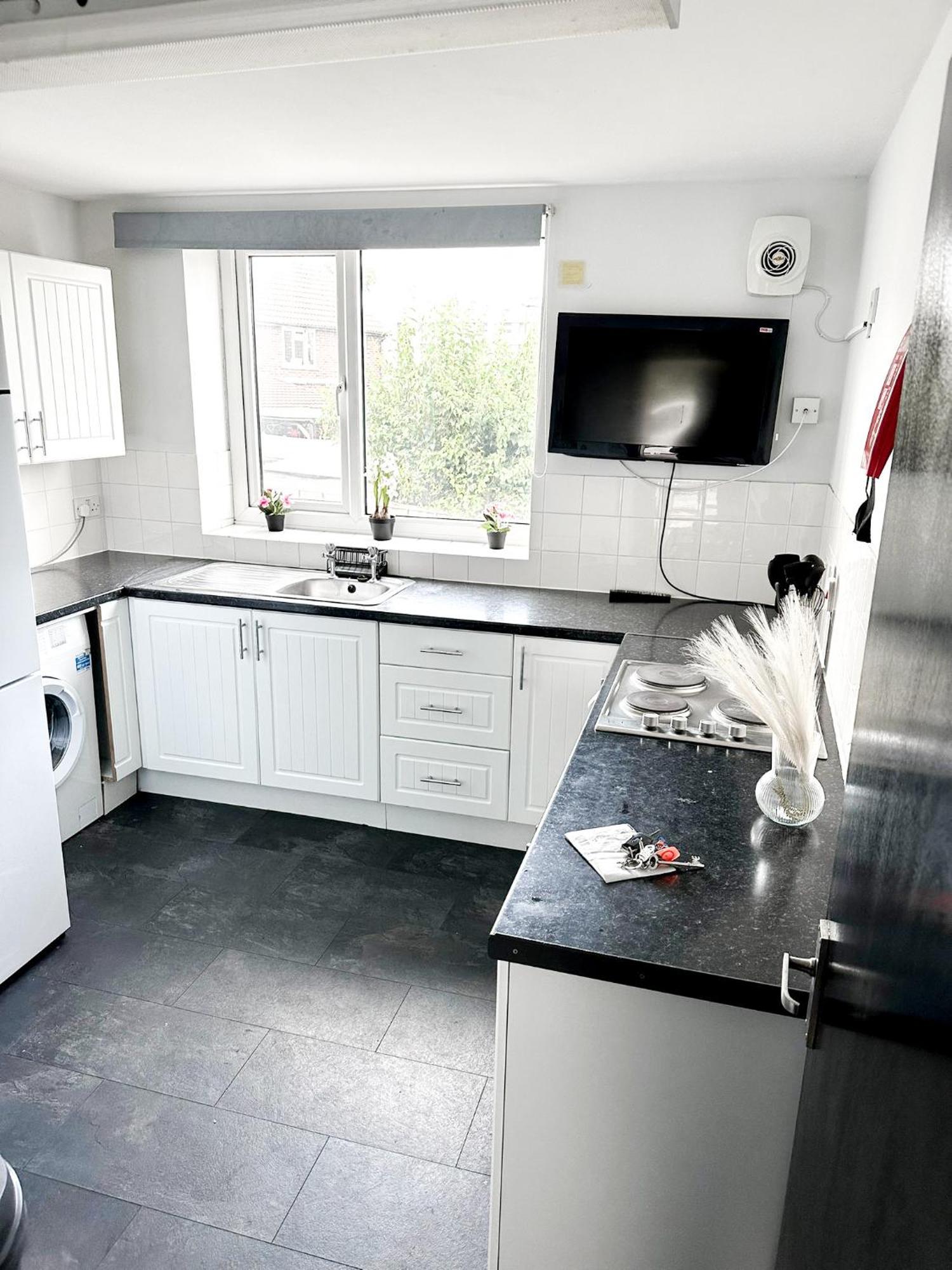 Lovely, Cosy & 3 Bed House Near Station *