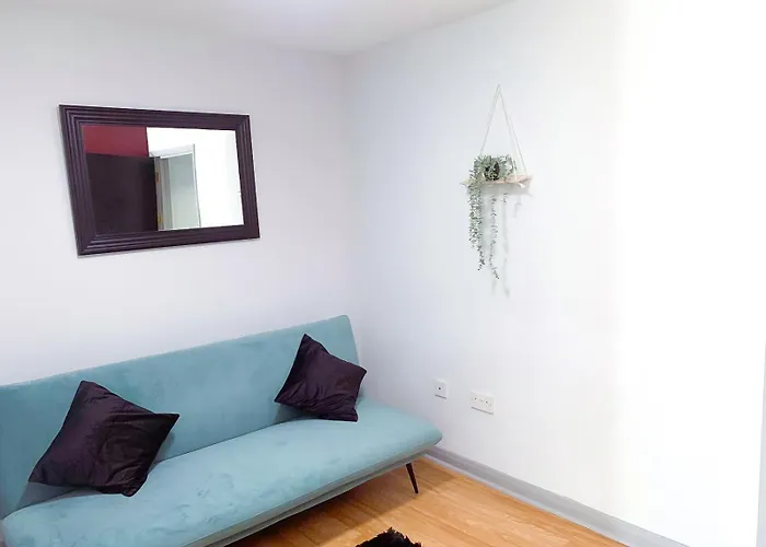 Lovely, Cosy & Central 3 Bed House Near Station